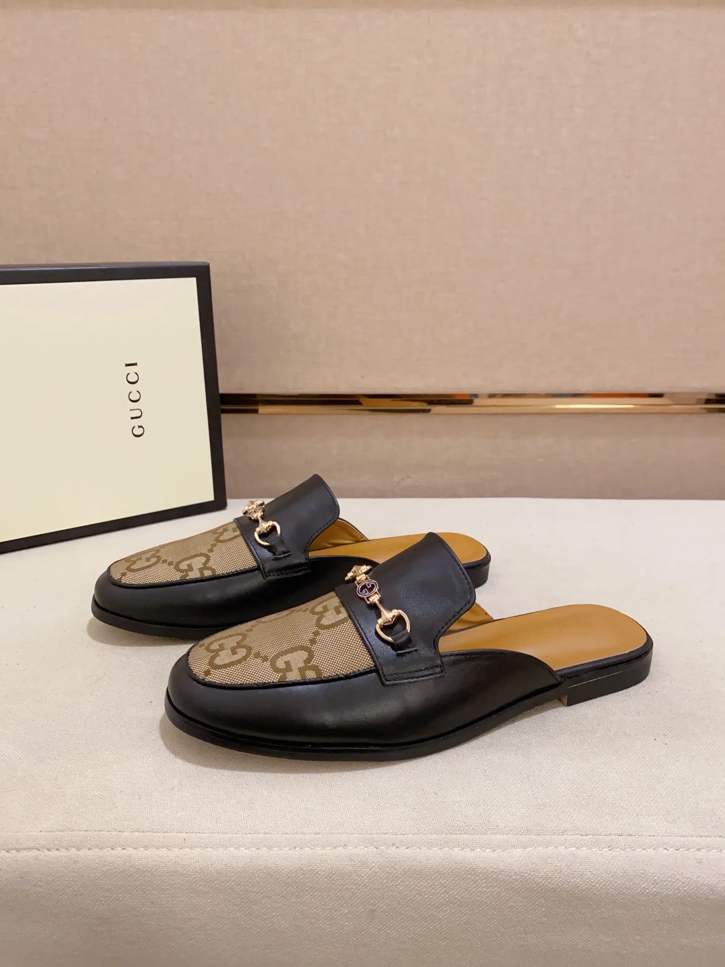 Men's shoes 💰: 380💰 (Gucci). The latest trendy shoes, casual Baotou mops, popular in physical stores, sizes 38-44. New and comfortable, imported custom-made original cowhide, with unique sequin element design. With sheepskin lining, original bottom, high-end packaging and high quality💪Details determine the quality, you can enter and leave the counter at will, welcome to compare!